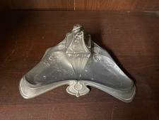 ANCIEN ENCRIER EN ÉTAIN  STYLE ART NOUVEAU AVEC GODET EN PORCELAINE DEBUT XXEME