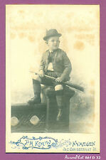 CDV CABINET KOUW À NYMEGEN : JEUNE GARÇON EN POSE AVEC SON JOUET CARABINE -D32