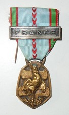 MÉDAILLE COMMÉMORATIVE DE LA GUERRE 1939 / 1945 - BARRETTE FRANCE