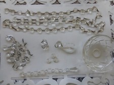 lot coupelle en verre , guirlande et pampilles en pastique bon état