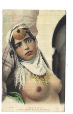 MAURESQUE AUX SEINS NUS