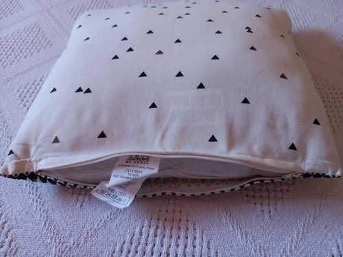 Coussin noir déco blanc déco