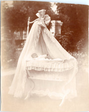 Un nouveau-né dans un berceau  Vintage print  Tirage citrate  9x12  Circa 