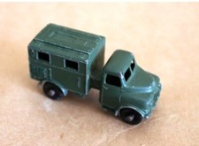 ANCIEN VÉHICULE MILITAIRE