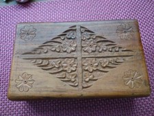 BOITE EN TECK OU EN ACAJOU - SCULPTEE DE FLEURS