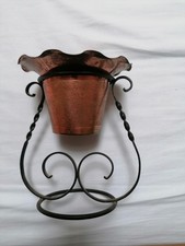 Cache-pot en cuivre sur pied