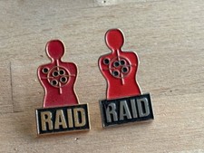 b 2 PINS PIN ARMEE POLICE NATIONALE RAID