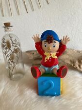 AV7⚜️ Tirelire Oui Oui Sur Son Cube Hachette Livre en Plastique Hauteur 19 Cm