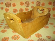 Vintage Ancien PETIT LIT de POUPÉE COEUR en BOIS 32,5cm Mobilier Meuble Maison