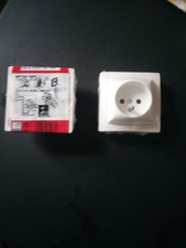 Prise de courant électrique avec terre de marque Legrand.