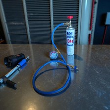 Kit Recharge Clim Auto 3en1  Type R134a + Huile + Anti-Fuite + Tuyau Manomètre