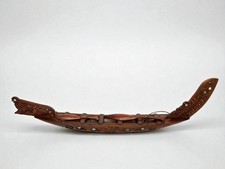 Petite pirogue Tekoteko Maori en bois waka vers 1950