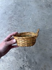 Petit panier en osier tressé