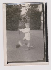 photo ancienne 🎞️ garçon trottinette vers 1940 jardin privé
