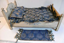 LIT DE POUPÉE EN BOIS - LITERIE COMPLÈTE + DESCENTE DE LIT - 1920/30 - L 56 cm