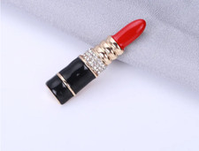 Broche rouge à lèvres