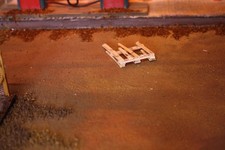 élément diorama palette bois cassée Europe 1/18 atelier garage   scale  1:18