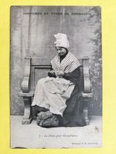 CPA FEMME en COSTUMES NORMANDS Coiffe Châle TRICOT "Le FICHU pour GRAND MERE"