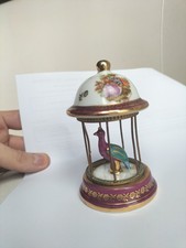 Élégante cage en porcelaine