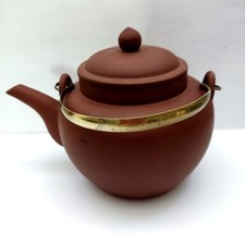 THEIERE EN TERRE CUITE ET POIGNEE EN CUIVRE SIGNEE VINTAGE AVEC FILTRE EN ARGILE