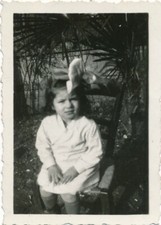 Snapshot portrait fillette identifiée Ginette Bellier début 1933 noeud chaise