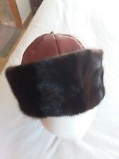 Toque en fourrure de vison avec calotte en cuir bordeaux. T55/5