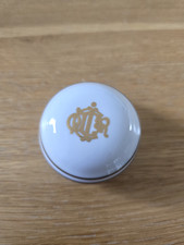 Boîte Christian Dior vintage en porcelaine avec décor lettrages dorés diam 6,5cm