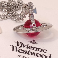 Vivienne Westwood- Grand collier 3D Orbe rouge plaqué argent avec des cristaux .