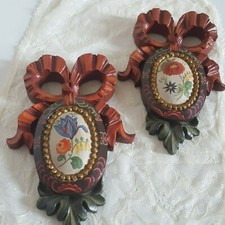 2 medaillons à suspendre  vintage en bois sculpté peint à la main 