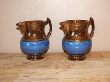 Paire de pichets en faïence