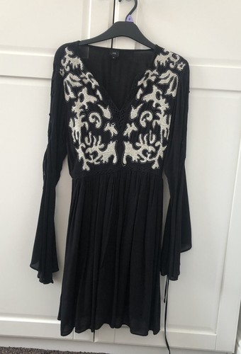 Robe noire brodée manches