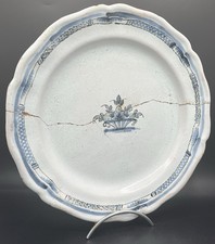Plat rond « cul-noir » faïence régionale décor panier fleuri XVIIIème ?