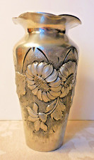 Vase en étain repoussé signé L. RISPAL