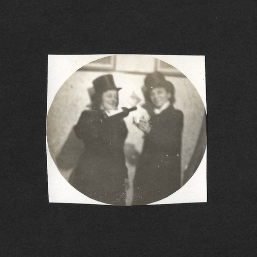 Deux jeunes filles - , chapeau