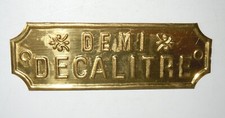 PLAQUE EN LAITON POUR MESURE " DEMI DECALITRE " NEUVE DE STOCK 