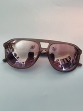 Paire de lunettes de soleil