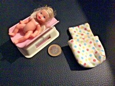 MATTEL - 1998 -  Poupon Barbie - poupée 7cm + balance et couffin