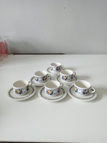 Tasses sous à - et,