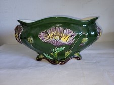 Ancienne belle jardinière en barbotine décorée fleurs en relief