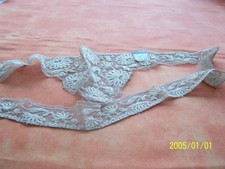 Dentelle ancienne brodée sur