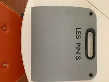 Lot de 190 pin's dans un classeur spécial pin's