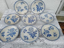 8 assiettes plates terre de fer décor roses bleues sur fond blanc vers 1900