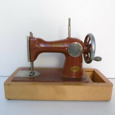 PETITE MACHINE A COUDRE