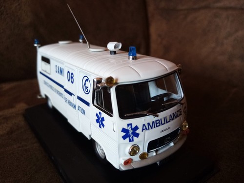 Miniature peugeot j7 - 1/43,