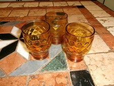 3 ANCIENS VERRES PERNOD SA COULEUR AMBRE MOTIF EN RELIEF