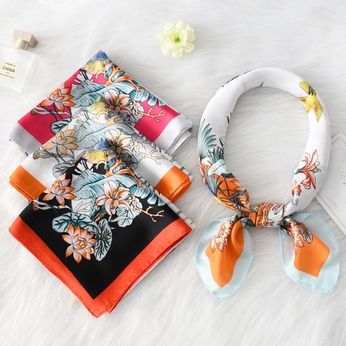Echarpe fleurie orange - , 70x70cm