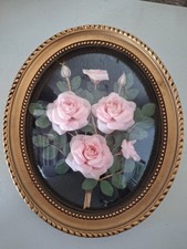 ANCIEN CADRE OVAL VERRE BOMBÉ, FLEURS ARTIFICIELLES, CADRE PLASTIQUE DORÉ 