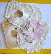 8 bavoirs anciens - Certains ont des taches rousses -Emballages d'origine pour 2