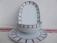 VAISSELLE BASQUE , Ensemble de plats porcelaine vert et rouge