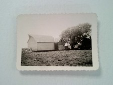 Noir et Blanc Photo De Grange Remorque à Foin Hangar On Ferme Avec Tree Véhicule
